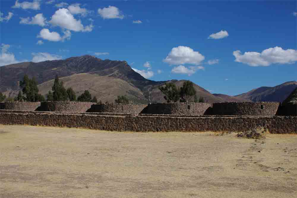 156 - Peru - Raqchi, conjunto arqueologico inca, qolcas